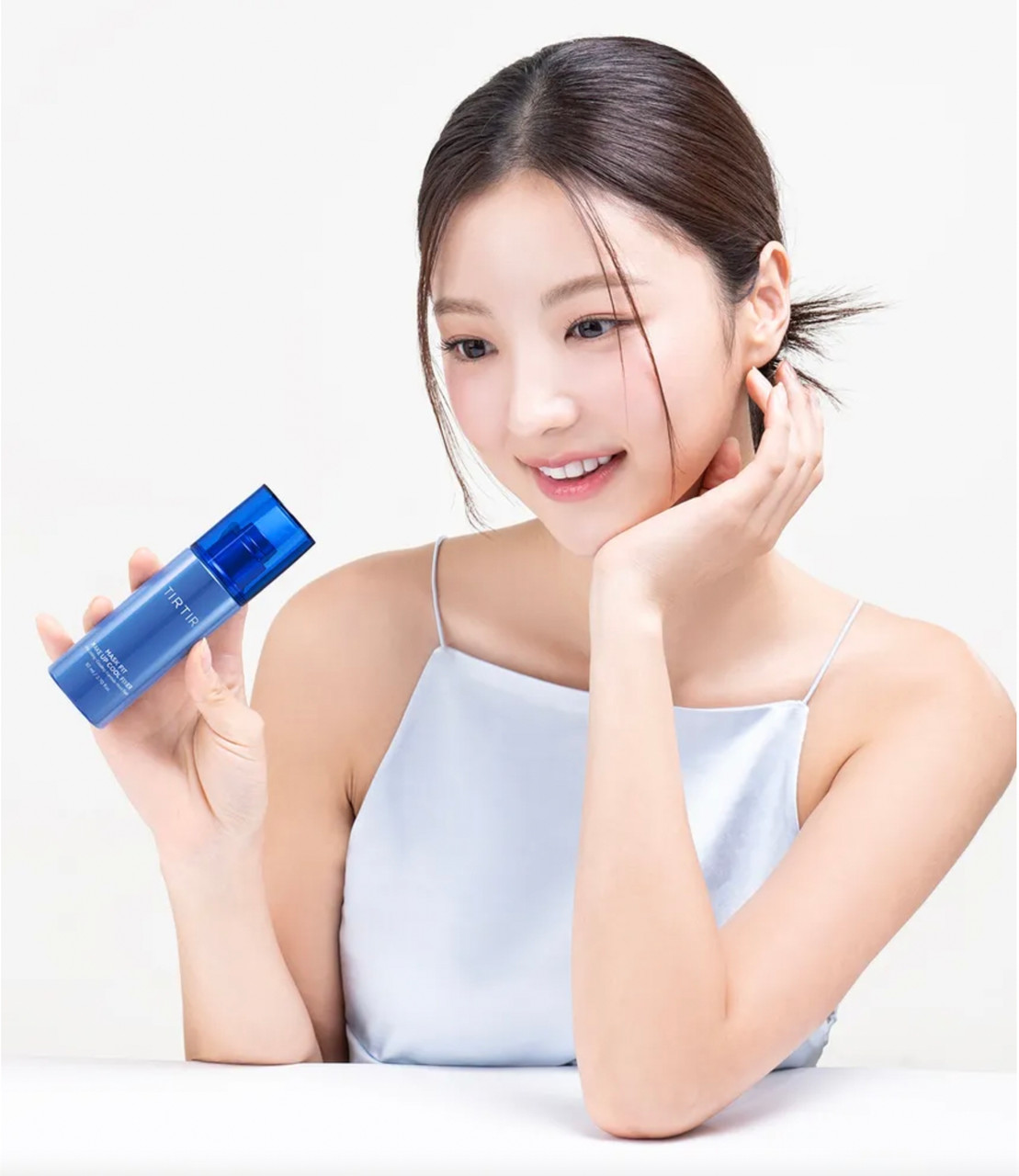 TIRTIR_Mask_Fit_Make_Up_Cool_Fixer_80_mL_KBeauty_Australia_-_model_holding_product__62604