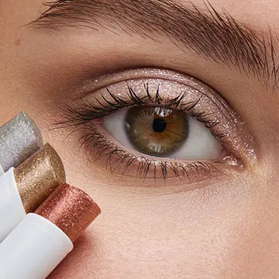 Alternative view of KIKO Snow-Kissed Holiday Icy Charm Eyeshadow Stick mirdzošas zīmuļveida acu ēnas